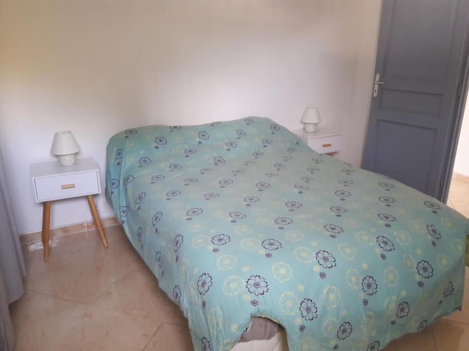 Maison Dans Une Propriete Avec Une Cour Corneilhan Bagian luar foto