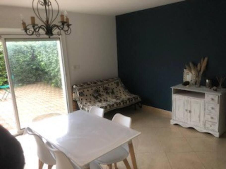 Maison Dans Une Propriete Avec Une Cour Corneilhan Bagian luar foto