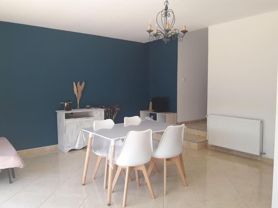 Maison Dans Une Propriete Avec Une Cour Corneilhan Bagian luar foto