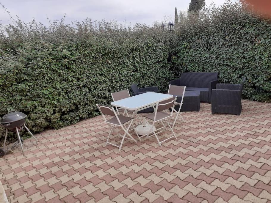Maison Dans Une Propriete Avec Une Cour Corneilhan Bagian luar foto