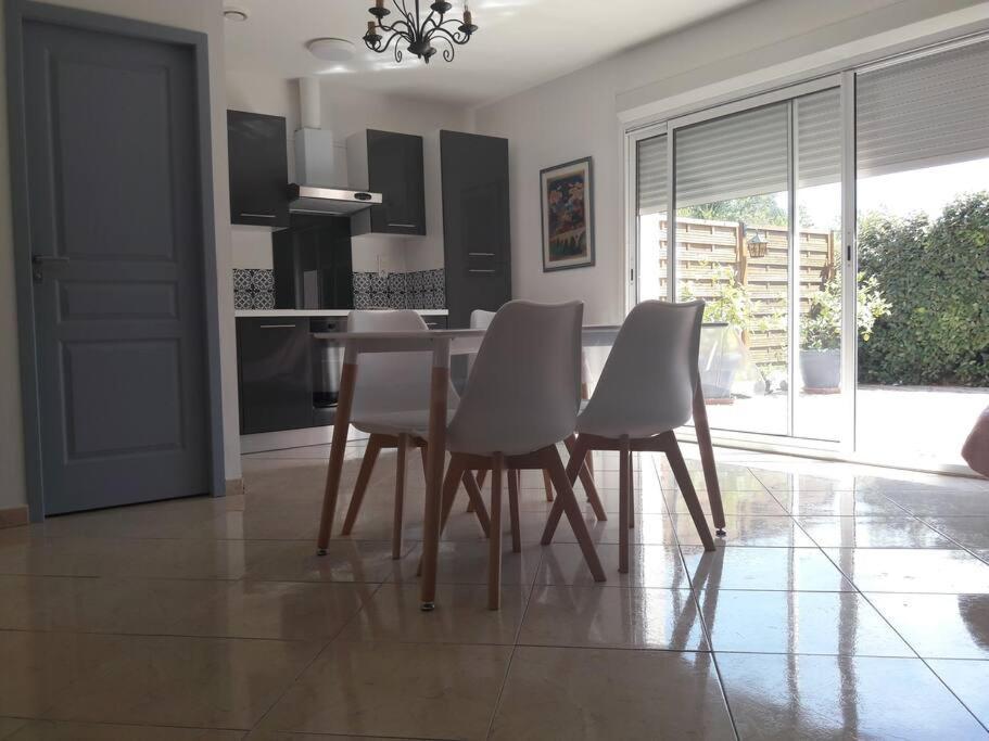 Maison Dans Une Propriete Avec Une Cour Corneilhan Bagian luar foto